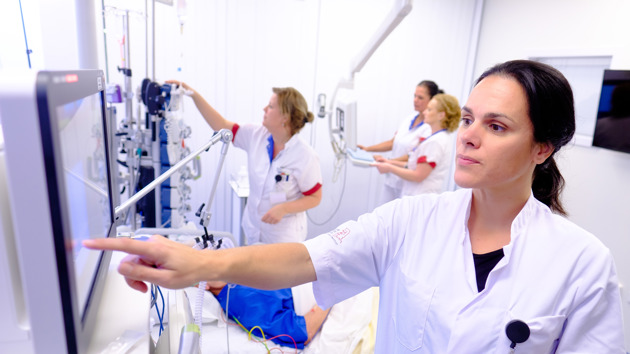 Vrouw tikt op scherm